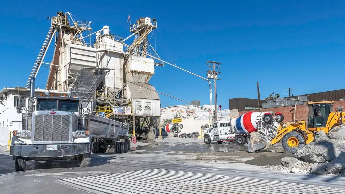 Low carbon cement supply at sustainable ready-mix concrete plant